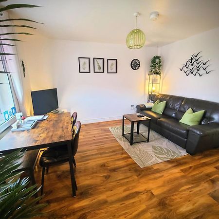 Vale View Apartment, Prestatyn, North Wales - A Stylish, Dog-Friendly Holiday Let Just A 5 Min Walk To Beach & Town! מראה חיצוני תמונה