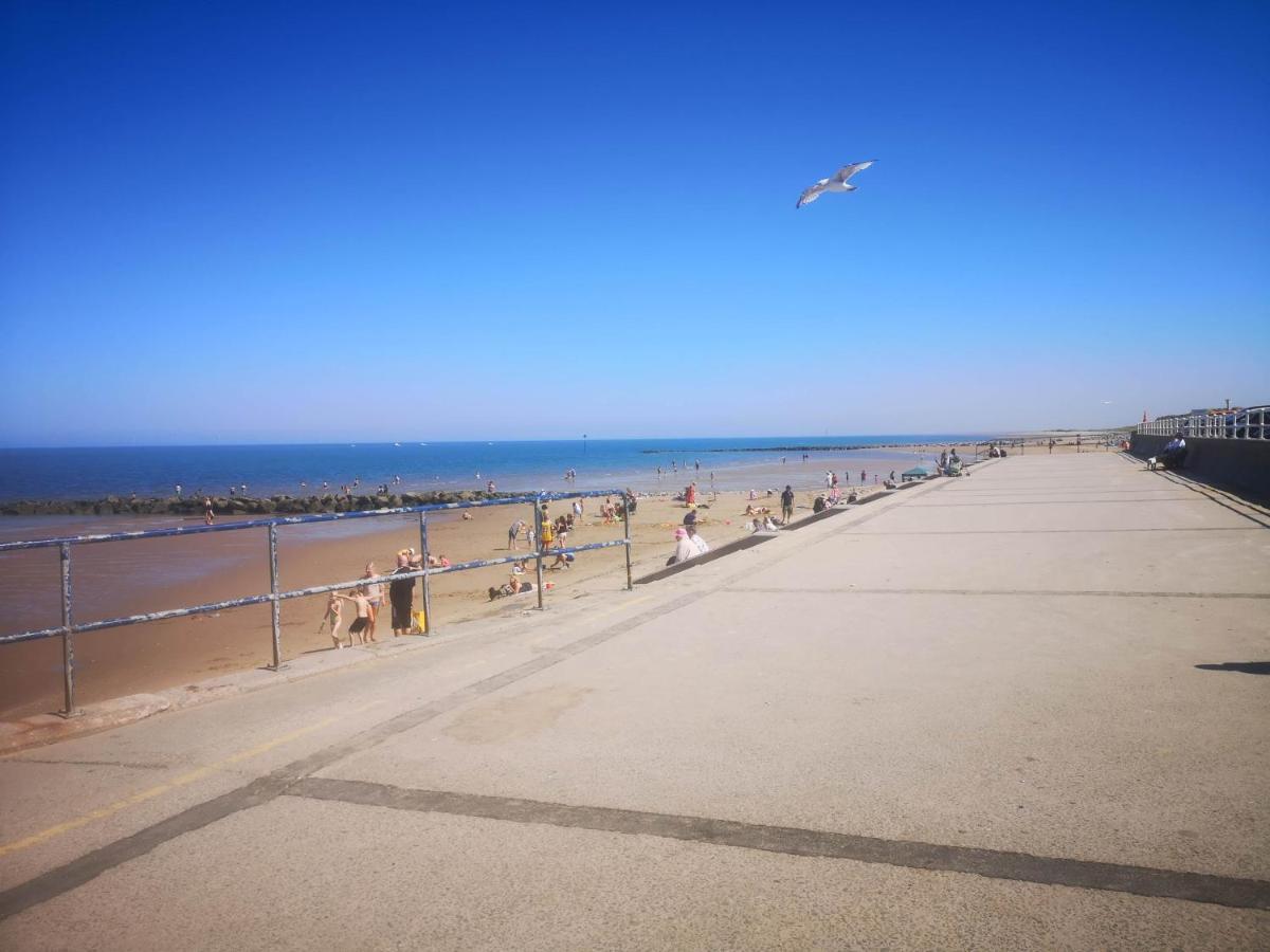 Vale View Apartment, Prestatyn, North Wales - A Stylish, Dog-Friendly Holiday Let Just A 5 Min Walk To Beach & Town! מראה חיצוני תמונה