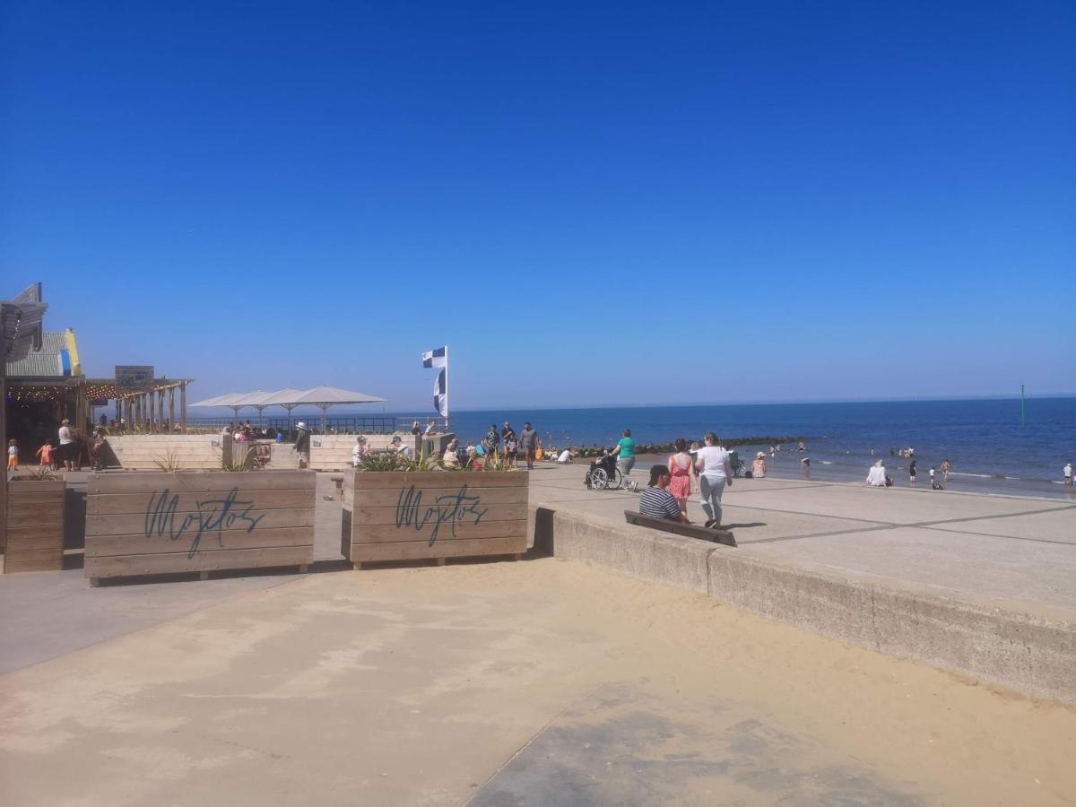 Vale View Apartment, Prestatyn, North Wales - A Stylish, Dog-Friendly Holiday Let Just A 5 Min Walk To Beach & Town! מראה חיצוני תמונה