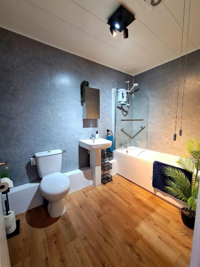 Vale View Apartment, Prestatyn, North Wales - A Stylish, Dog-Friendly Holiday Let Just A 5 Min Walk To Beach & Town! מראה חיצוני תמונה