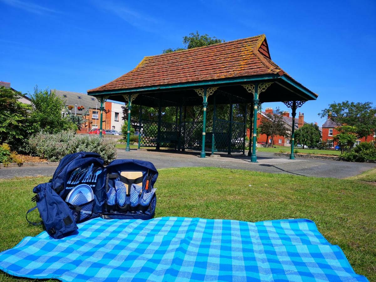 Vale View Apartment, Prestatyn, North Wales - A Stylish, Dog-Friendly Holiday Let Just A 5 Min Walk To Beach & Town! מראה חיצוני תמונה